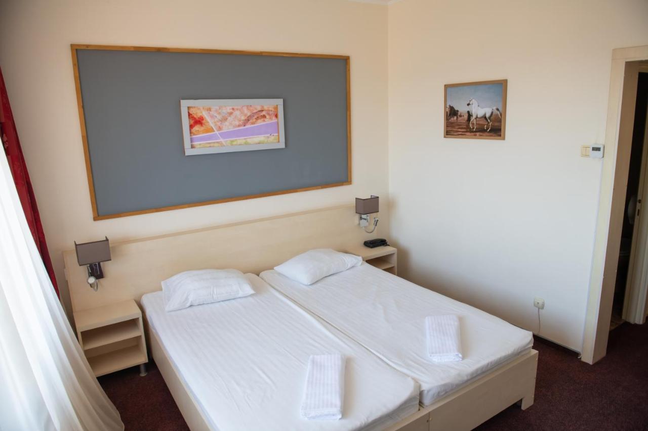 Hotel Panoramic Римніку-Вилча Екстер'єр фото