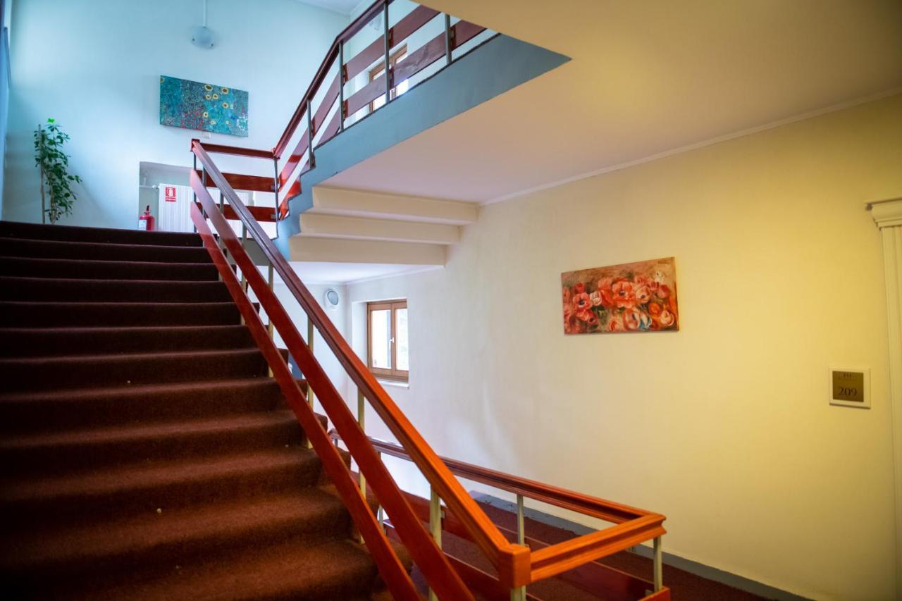 Hotel Panoramic Римніку-Вилча Екстер'єр фото