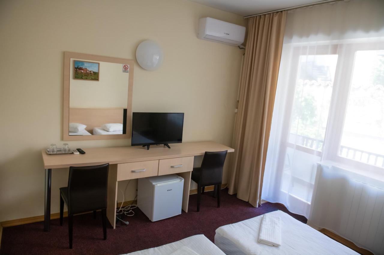 Hotel Panoramic Римніку-Вилча Екстер'єр фото