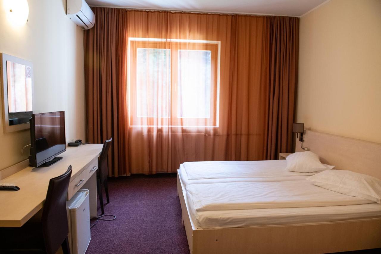 Hotel Panoramic Римніку-Вилча Екстер'єр фото