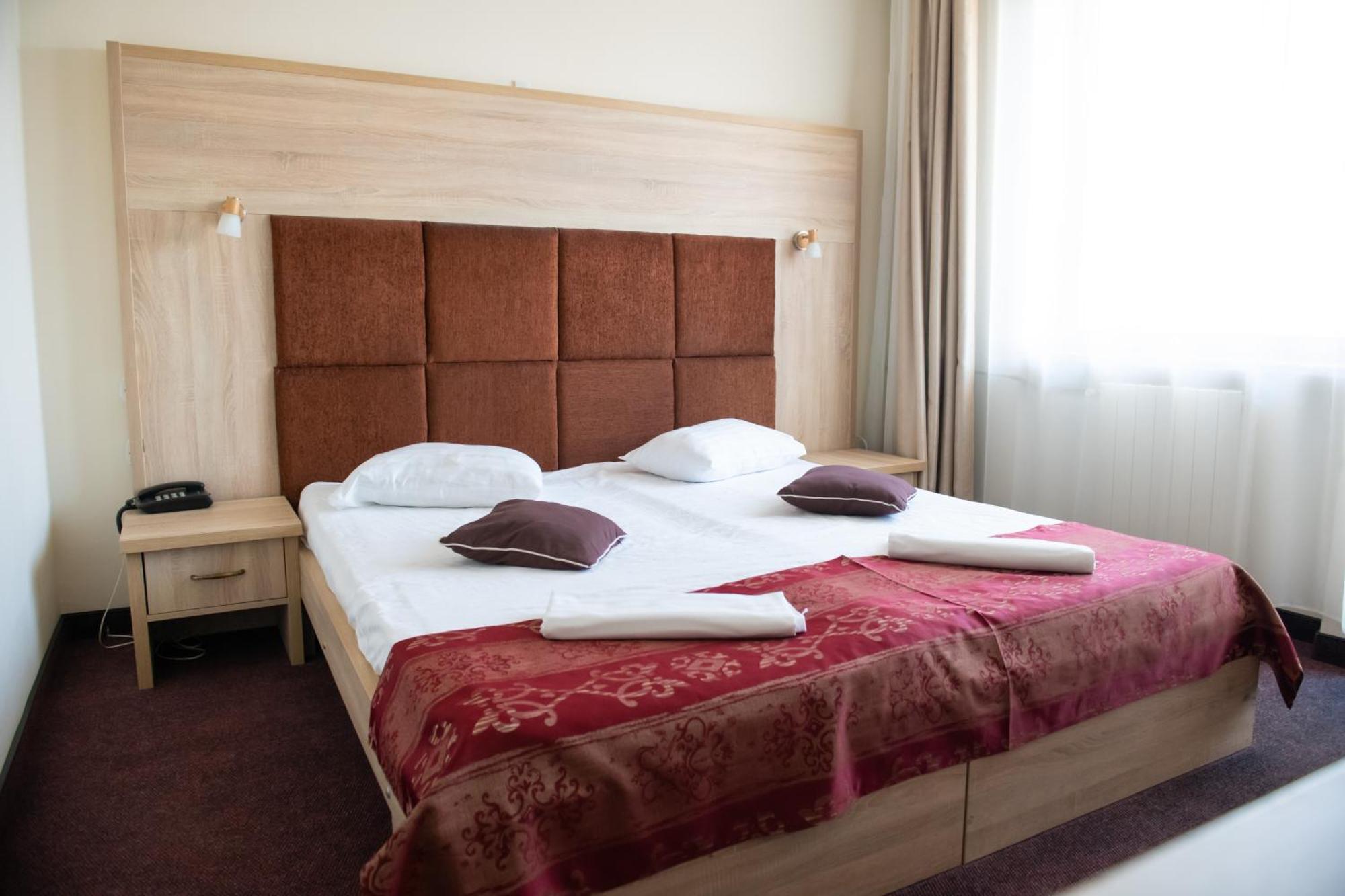 Hotel Panoramic Римніку-Вилча Екстер'єр фото