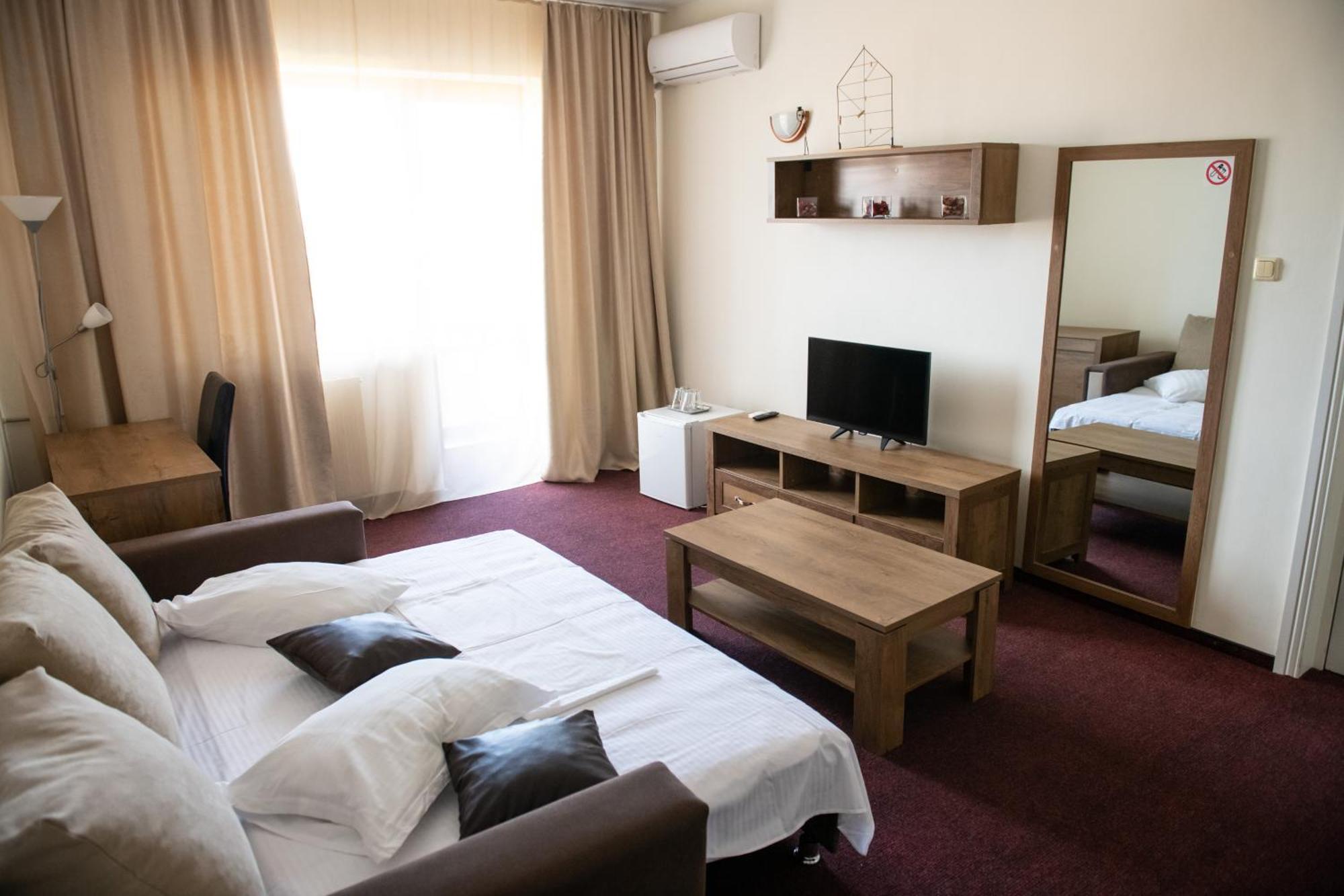 Hotel Panoramic Римніку-Вилча Екстер'єр фото